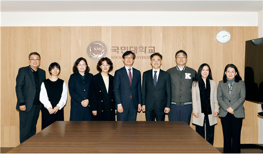 왼쪽부터 윤정국팀장, 이재경담당관, 김호은국장, 강윤희단장, 이창흠비서관, 손진식기획부총장, 정재일기획처장, 김선애교수, 정하윤교수.    [국민대 제공]